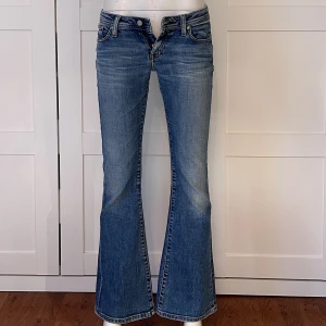 Lowwaist bootcut jeans  - Midjemått: 78, Innerbenslängd: 76, Grenmått: 18💕 Säljer massvis med fler lågmidjade bootcut jeans och lågmidjade jeansshorts! Så kika in min profil💘