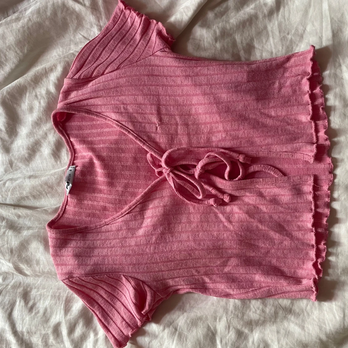Rosa ribbad croppad topp med knyt