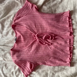 Rosa ribbad croppad topp med knyt - Säljer en super gullig rosa topp. 