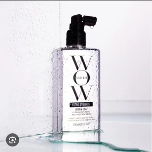 Color Wow Dream Coat Extra Strength -  Använt denna 2 gång köpt på hm för 400kr. 95% kvar i flaskan. Color Wow Dream Coat Extra Strength är en genomskinlig sprayflaska med svart pump, innehållande 200 ml. Produkten är en ultra-moisturizing anti-frizz treatment som ger ett slätt och glansigt resultat. Perfekt för dig som vill ha fukt och frizzfritt hår.