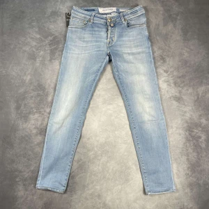 Jacob cohen jeans - Hej säljer nu min fina Jacob cohen jeans med Måtten - Längd: 100cm, Midja: 39-40cm. De är i nyskick och kommer vara otroligt snygga nu i sommar och framåt hösten. Nypris cirka 6000kr! Vi kommer att sälja liknande produkter nu i höst så glöm inte följa profilen!🌊