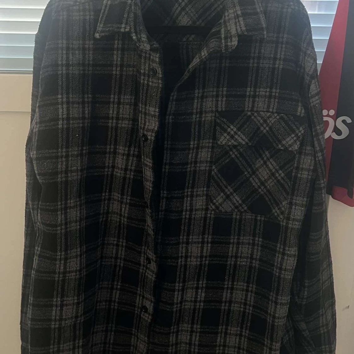 Svart och grå rutig overshirt