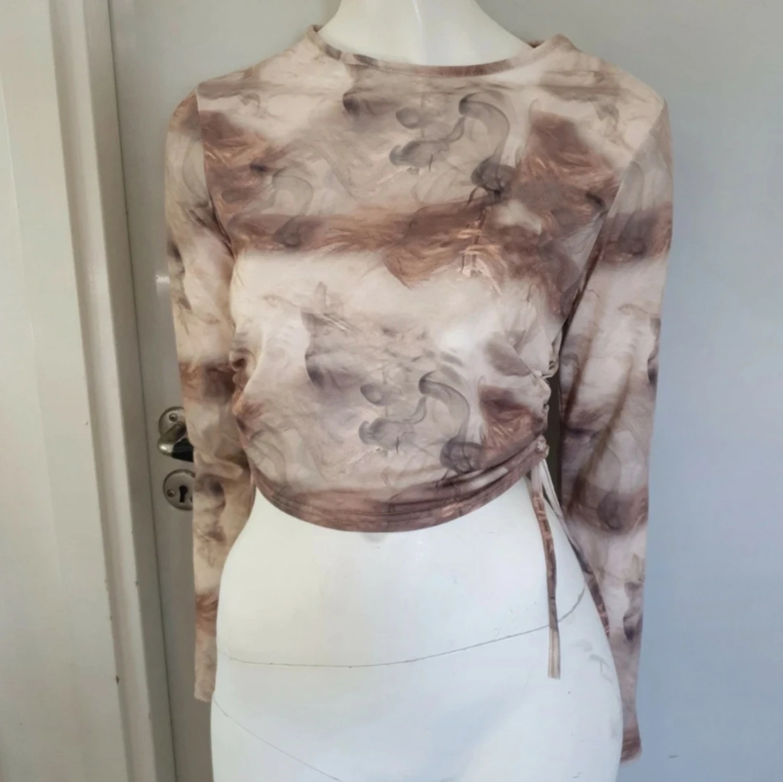 Beige och brun mesh topp med snörning