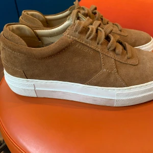 Bruna skor från  Axel ARIGATO - Säljer ett par  skor från axel arigato inte så använda. Pris kan diskuteras. 