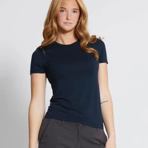 Mörkblå t-shirt i bomull - Säljer två t shirts en mörkgrå och en mörkblå. En s och en xs. Skriv för mer info. Alldrig använda 