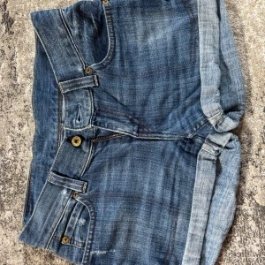 Levi's blå jeansshorts  - Jätte fina Levis jeans shorts, tyvär lite små på mig. W26, motsvarar XS eller S.
