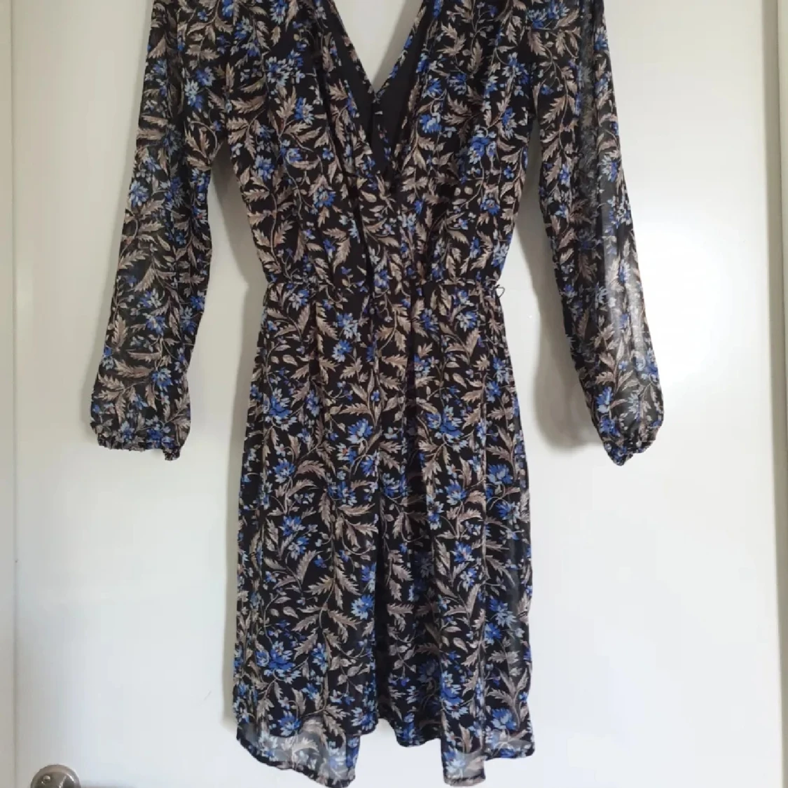 Mörkblå blommig kortklänning med v-ringning - 2