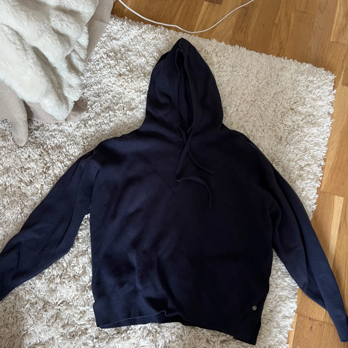 Mörkblå stickad hoodie - 2