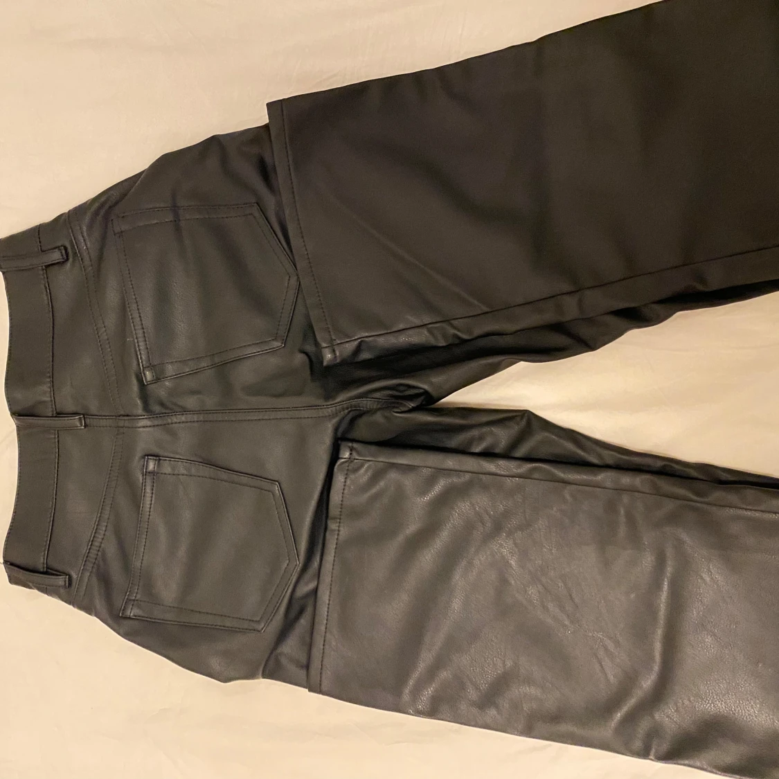 Svarta skinnbyxor från H&M, strl 36 - 1