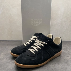 Maison Margiela Gats - Ett par unika och fräscha gats i storlek 40. Jag skulle säga att skicket på skorna är 8/10. Inga synliga defekter på skorna. Box och skopåsar medföljer. Priset kan självklart diskuteras. Skriv vid minsta fundering!😊