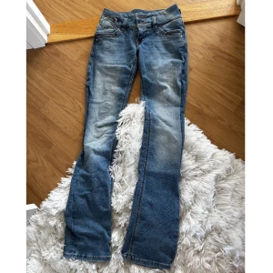 Lågmidjade jeans - Supersnygga raka Lågmidjade jeans från LTB!! Knappt använda så jättebra skick, storlek w24/32, nypris 870