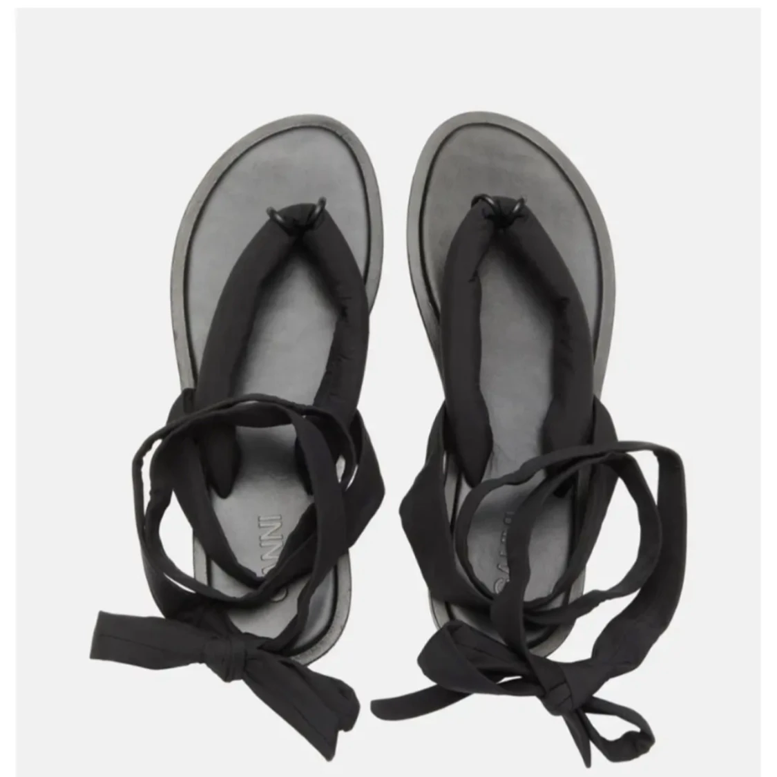 Svarta sandaler med knyt från Ganni - 2