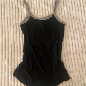 Snyggt linne med gråa detaljer  - Jätte söt svart linne med gråa band