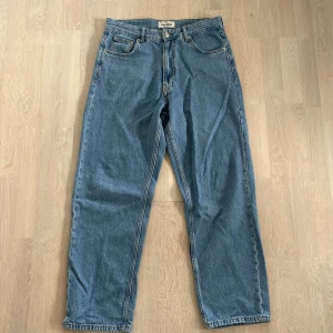 Blåa jeans - Snygga ljusblå jeans från pull&bear i storlek 40. Meddela mig om du har några frågor! 