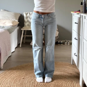 Lågmidjade raka jeans - Jeans från Abrand i stl 25🩷 modellen heter A’99 Low Straight, dom är uppsydda till någon som är ca 160! Knappt använda, lite lösa trådar på loggan på höger bakficka