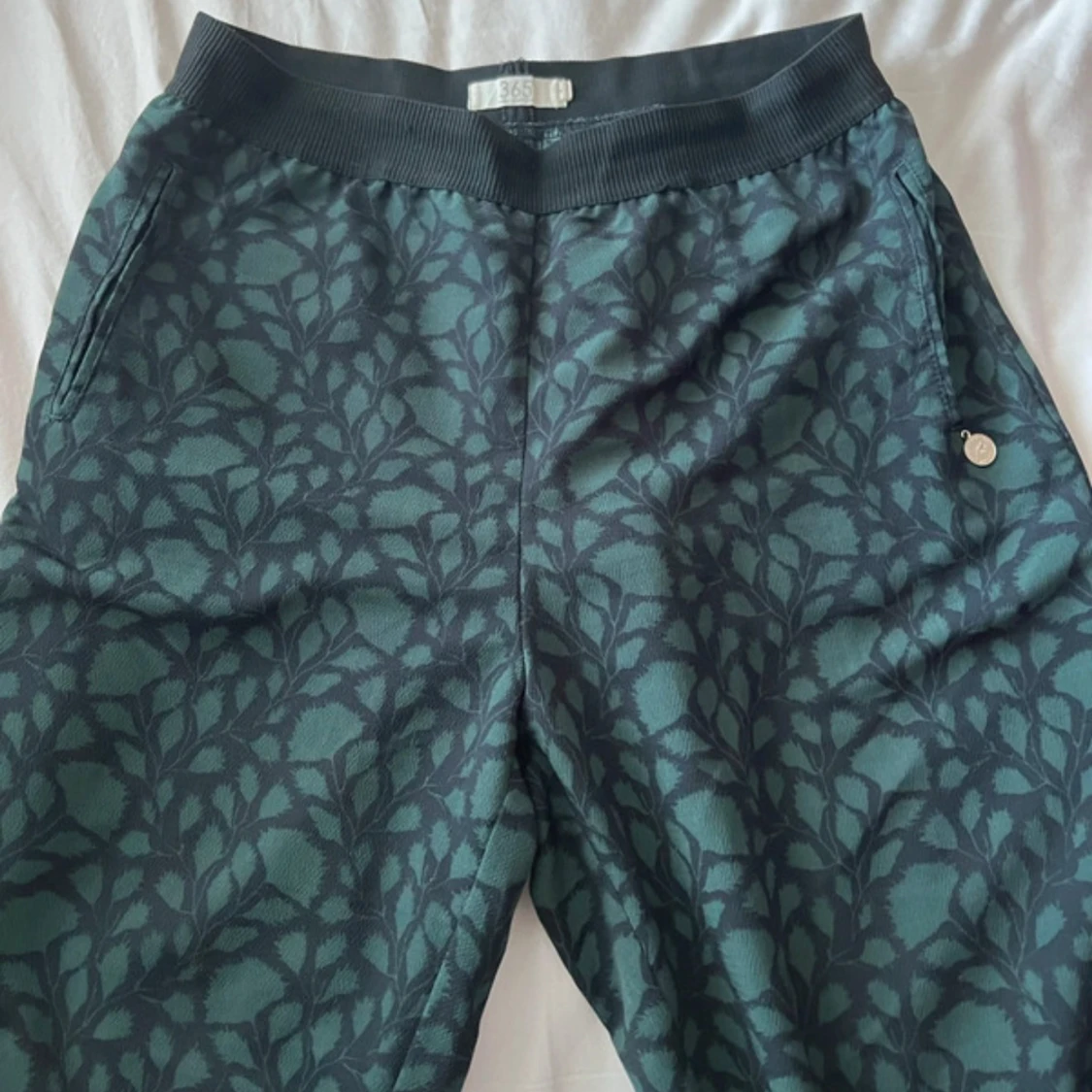 Mörkgröna mönstrade byxor från 365