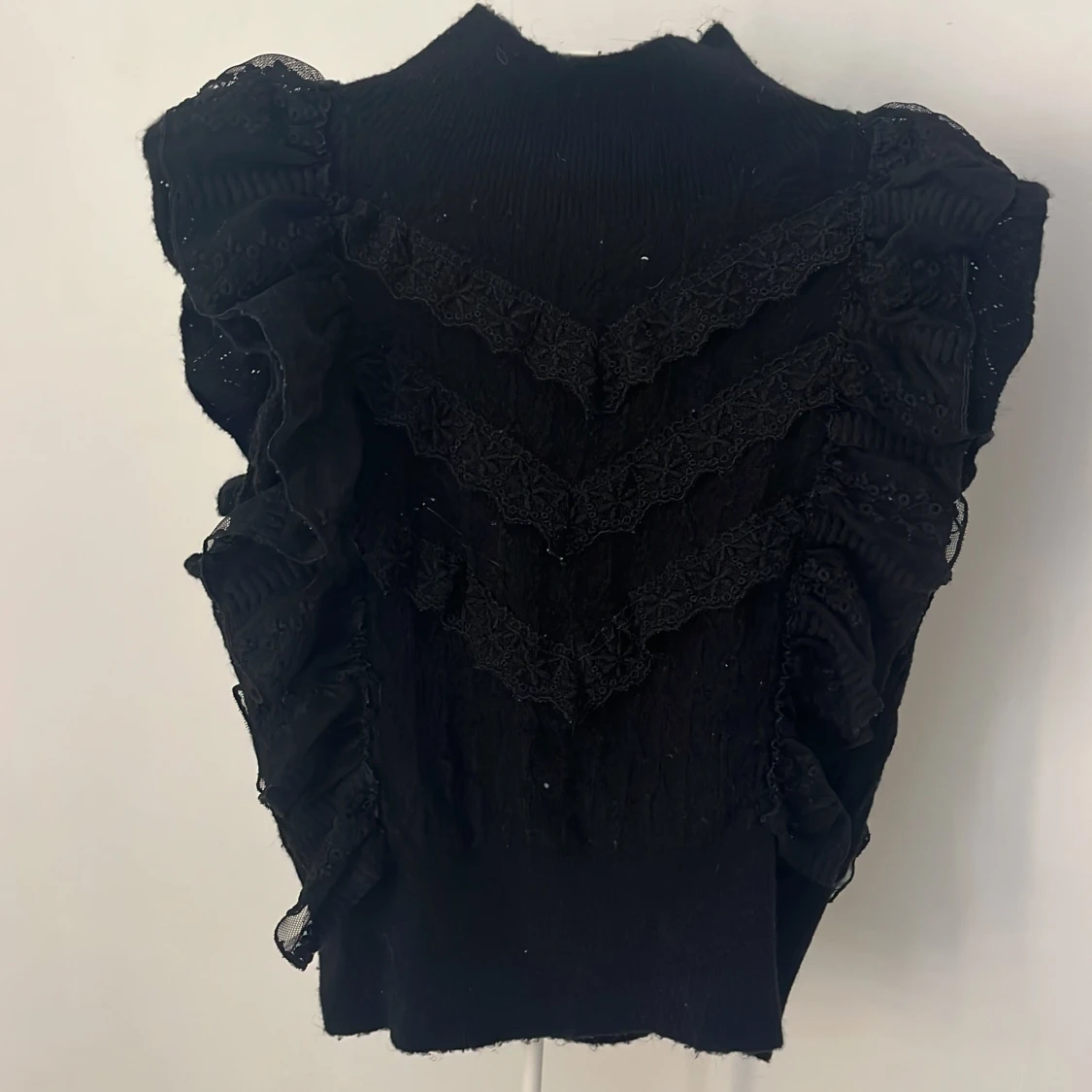 Svart topp med spetsdetaljer från zara
