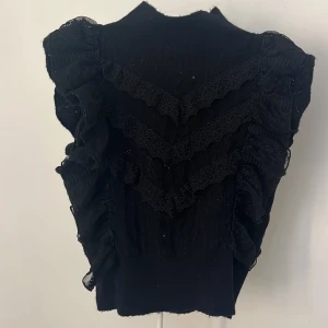 Svart topp med spetsdetaljer från zara - Säljer denna fina topp från zara , knappt använd men haft ganska länge , inga skador , storlek S