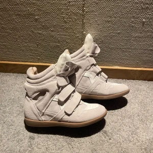 Isabell marant skor i färgen ecru - Säljer nu mina jätte snygga isabell Marant skor i färgen ecru. Som endast är testade inomhus. Fick de av min mamma men var hellre sugen på ett par Valentino Garavani Rockstud Untitled istället, Skriv gärna om ni har ett par till salu, så det är därför jag säljer🫶🏻. Mamma har Orderbekräftelse som kan skickas vid förfrågning. Kom med prisförslag! Skriv för minsta fundering!💕