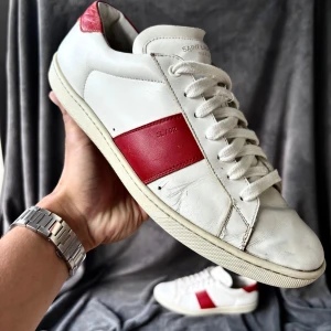 Saint Laurent skor - Saint Laurent sl02 skor | orginalstorlek 44, fråga om innermått vid osäkerhet | ingår: endast skorna | fraktar spårbart eller möts upp i Täby📍