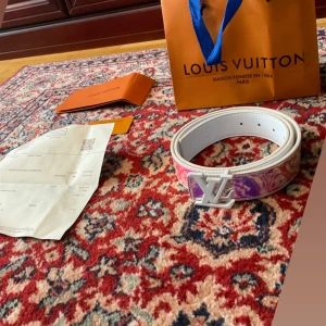 Lyxigt shiny bälte  - LOU1S VU1TT0N bälte shiny/prism ✨ Aldrig använt helt ny. Skriv privat för mer info.