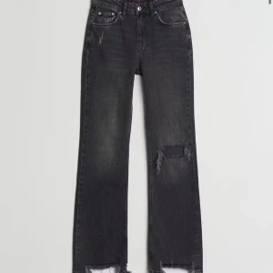 Utsvängda jeans - Ett par utsvängda jeans med hål i och slitningar både uppe och ner till. Det är lite mer ljusare i verkligenheten. Skriv privat för fler bilder! Pris går att diskutera💕