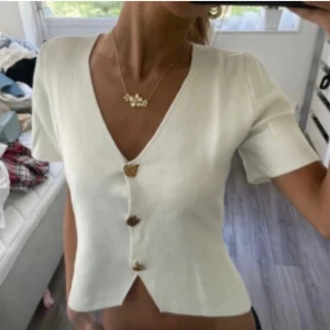 Skittsnygg topp med knappar - Stickad topp med knappar ifrån Gina Tricot. Nyskick med prislappen kvar , helt slutsåld online