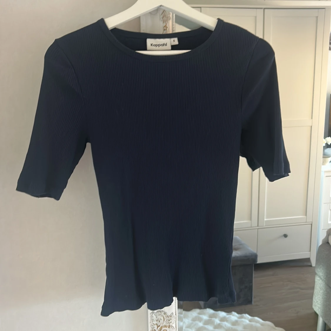 Mörkblå ribbad topp från Kappahl - 1