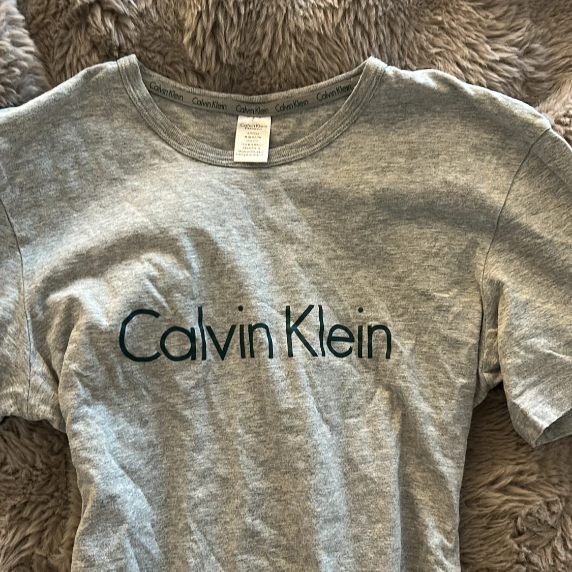 Grå Calvin Klein t-shirt med logga - 1