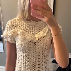 Beige stickad topp med volang från Zara - Supersöt beige stickad topp från Zara i storlek s💕