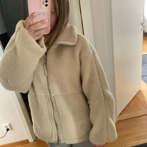 Teddyjacka H&M - Säljer nu denna jätte populära teddy jackan från H&M som är helt slutsåld 💘Storlek S och är i bra skick och endast använd lite i vintras. Har lite skavanker som är att den är lite missfärgad av jeans på insidan längst ner, men inget som syns till utsidan 😊