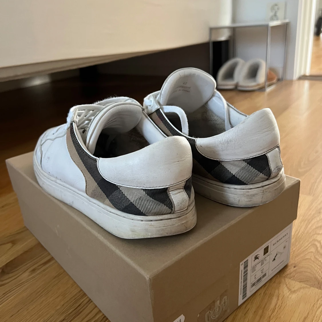 Burberry vita sneakers med rutig detalj - 1