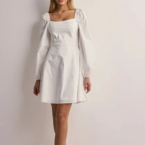 vit klänning  - I storlek S använt endast en gång och den ser som ny.💗Från nelly