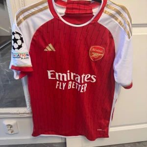Arsenal J. Timber matchtröja Adidas - Säljer en officiell Arsenal fotbollströja från Adidas med J. Timber och nummer 12 på ryggen. Tröjan är som helt ny ☺️