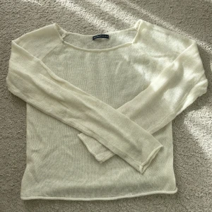 off-shoulder brandy melville tröja  - Säljer min super snygga och trendiga brandy melville tröja! den är lite genomskinlig och off shoulder, super snygg med ett linne under! har använt tröjan fåtal gånger 🤍