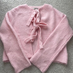 Super söt rosa rosett kofta - Säljer denna jätte söta rosa kofta med rosetter 🎀 jag har endast använt den 1 gång och den har inga tecken på användning! 