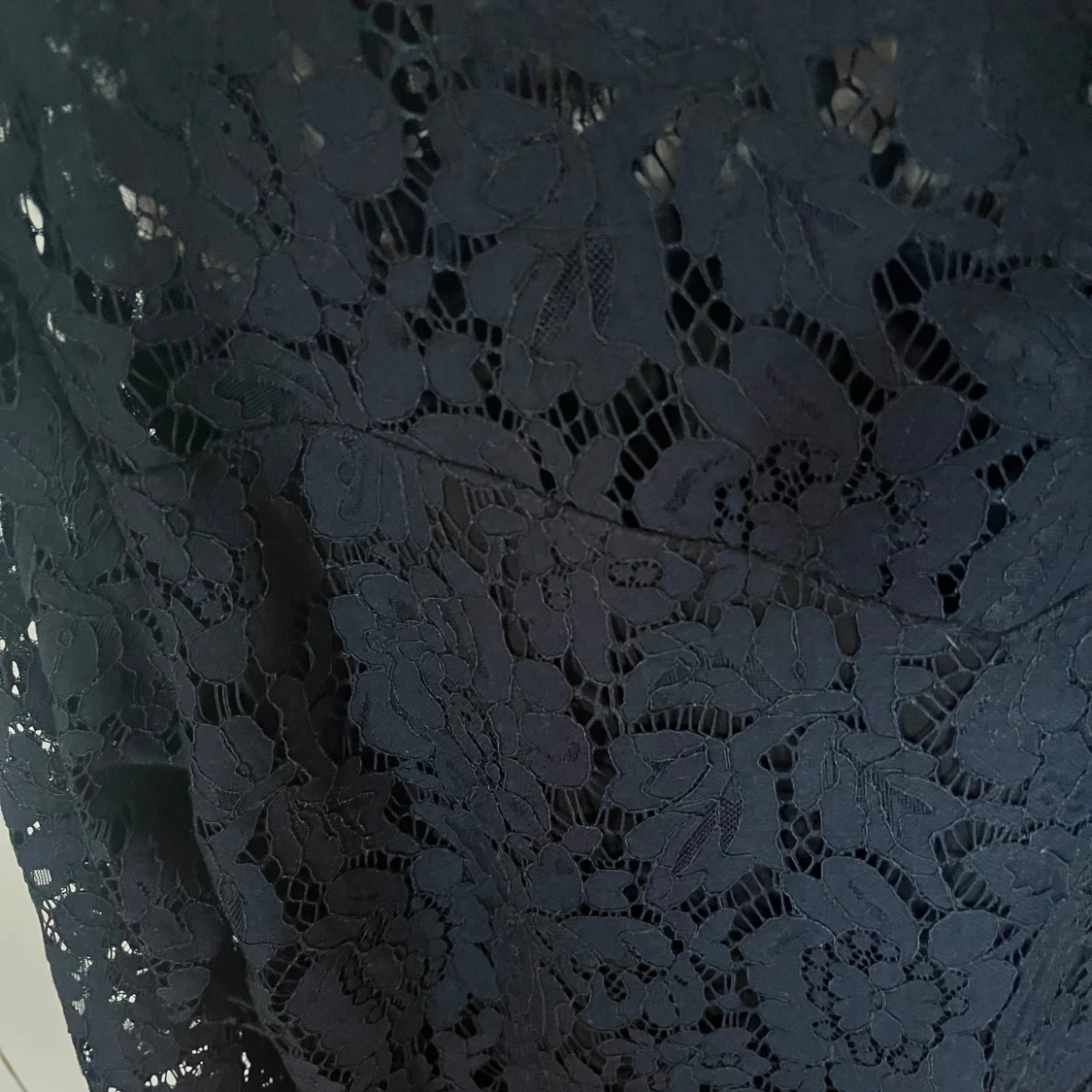 Mörkblå spetsblus från Freequent - 2