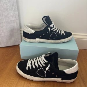 Philippe Model svarta sneakers - Tjena! 👋 jag säljer dessa fetta skor i storlek 46 de är svarta och 9/10 skick det enda tecknet på användningar är lite slitningar på ena hälen kolla bild 4.  Allt på bilderna ingår🙌