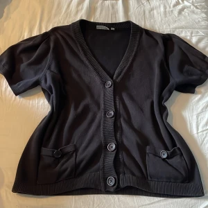 Brun/svart kofta - Brun/svart kofta i storlek XL från cappuccini. Jättefin med ett linne under. 70 tals/coquette stil💕