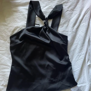 Fest topp - Jättefin topp från boohoo, aldrig använd! Den har en dragkedja på sidan