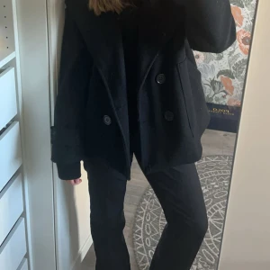 Svarta kostymbyxor  - Säljer ett par svarta kostymbyxor från bikbok o storlek 36. Jag verkligen älskar dessa byxor men dom har blivit lite små för mig. Jag älskar passformen då de har lite bootcute stil men ändå raka köpte dom för 400kr