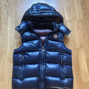 Moncler bormes väst - En riktigt snygg moncler bormes väst i färgen navy blått. Västen är i storlek 1 vilket motsvarar S i vanlig storlek. Givetvis äkta! Pris 2999 kr. Hör av er vid frågor och funderingar!😁🙌