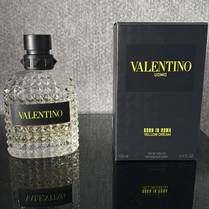 Valentino Uomo Born In Roma Yellow Dream -  herrparfym från Valentino, Born In Roma Yellow Dream. Flaskan är 100 ml och har en lyxig, transparent design med nitar och svart mattsvart kork. Parfymen kommer i original kartong. 50 ml kvar av parfymen.