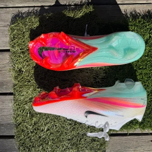 Nike Mercurial vapor 16 elite fotbollsskor - Jag säljer ett par fantastiska Nike Mercurial fotbollsskor. Lätta och ventilerande material för max speed på planen. Perfekt för dig som vill sticka ut på fotbollsplanen och ge dina motståndare mardrömmar, med din speed och dina dribblingar. Fotbollsskopåse ingår