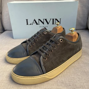 Lanvin skor - Hej! Säljer nu dessa sjukt snygga Lanvin skor. Skorna är i fint skick! Vi rekommenderar att gå ner en storlek. Har ett begränsat antal boxar och dustbag! Hör gärna av dig vid frågor 
