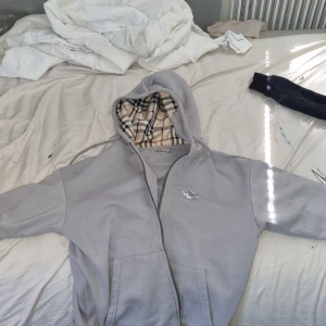 Burberry hoodie - Här har vi en skönt gjord burberry hoodie från mig dene bra, ganska ny, stolek S och är unik för dene gjord av dina_kläder!!! Därför säljs den extra dyrt oxå den är en burberry hoodie som säljs oftast för minnst 650kr så den ligger runt de priset men tveka inte på att ge prisförslag!!