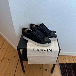 Lanvins - Säljer nu dessa sjukt feta Lanvin cap toe i eftertraktad färg | mindre skada på cap toe finns men inget som syns vid användning | distraherad medföljer vid köp 