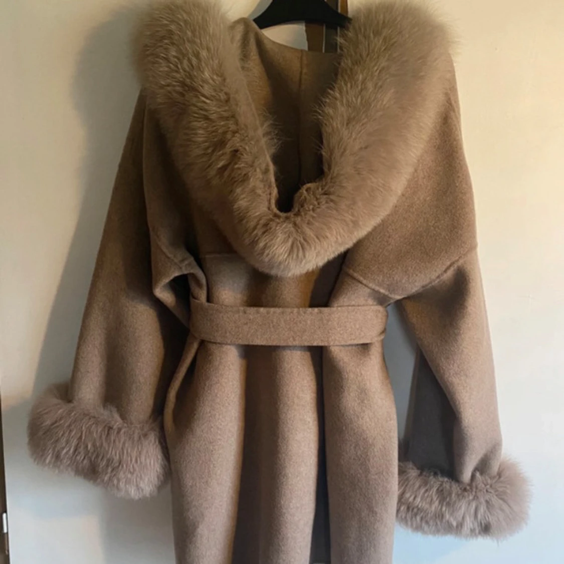 Beige kappa med pälsdetaljer och huva - 3