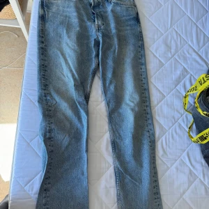 Jeans  - Jeans ifrån Jack and Jones. Använda sparsamt. Storlek 30/32 