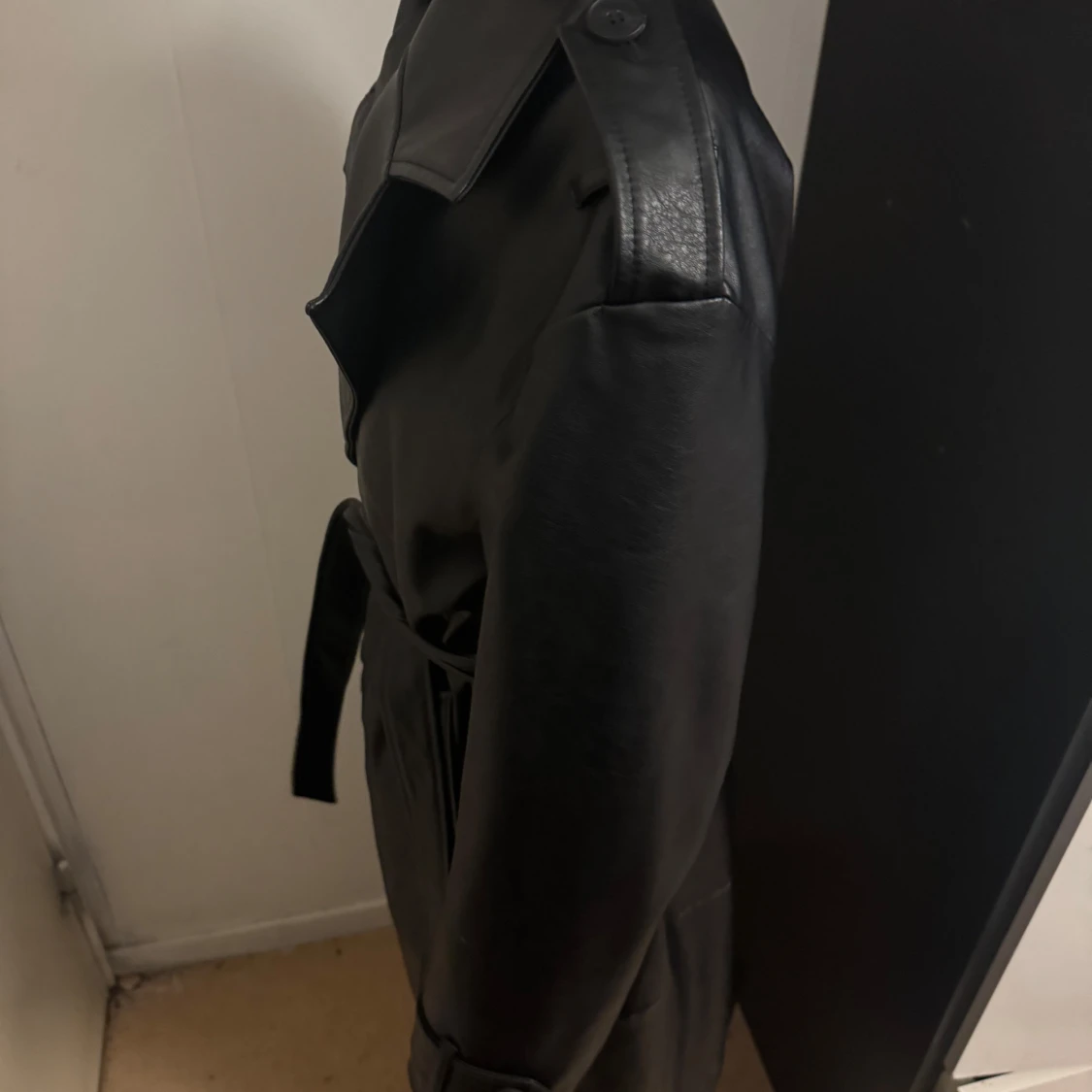 Svart skinn trenchcoat med bälte - 2